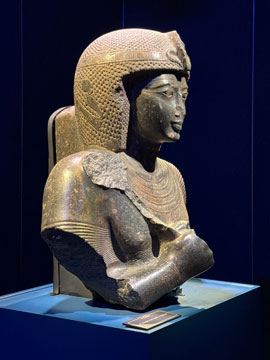 statue